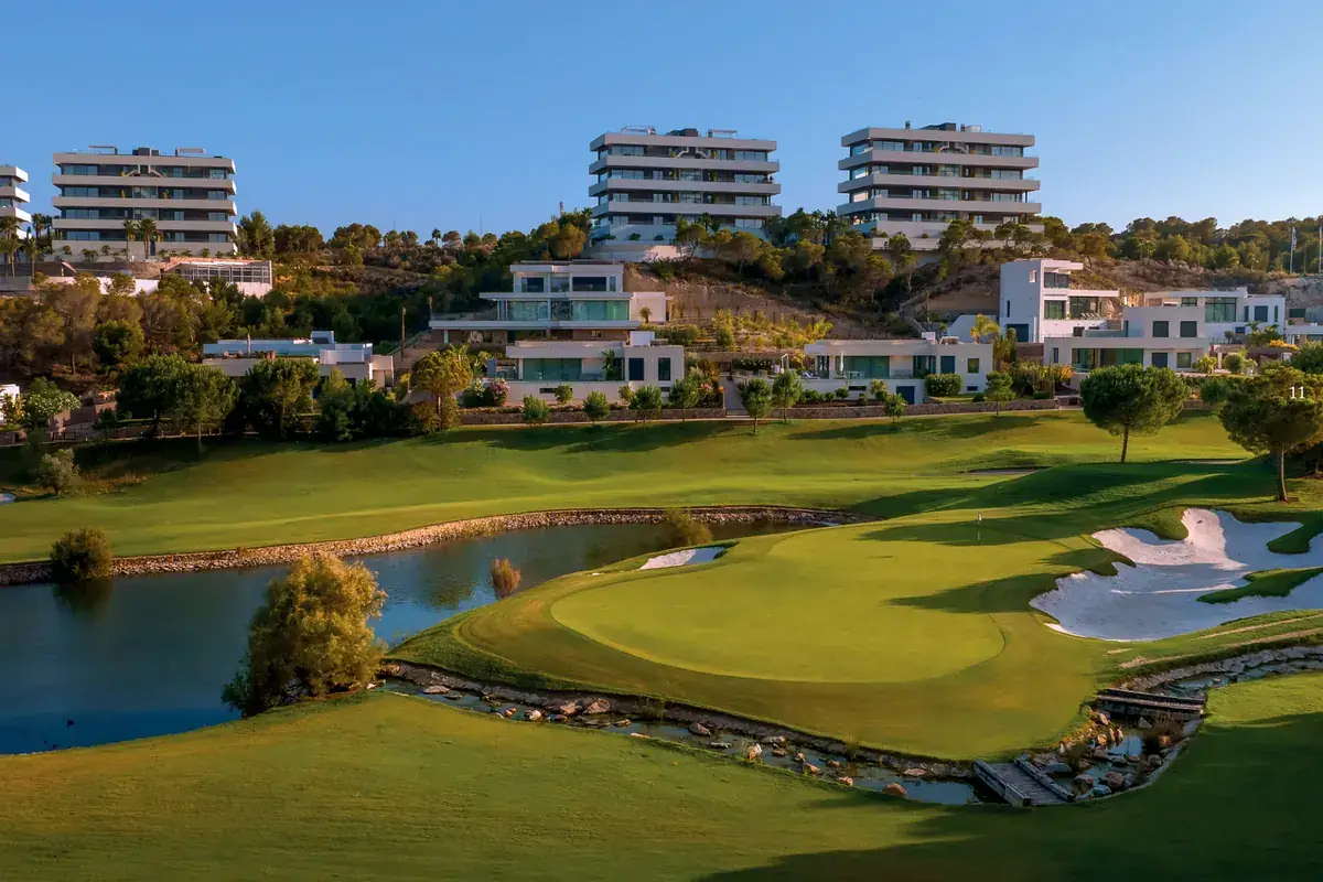 Nieruchomości premium na sprzedaż w Torrevieja przy resorcie golfowym na Costa Blanca